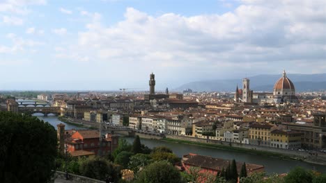 Fluss-Arno-Fließt-Durch-Florenz-Italien