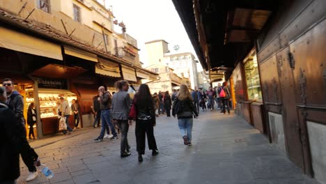 POV-caminando-por-el-Ponte-Vecchio
