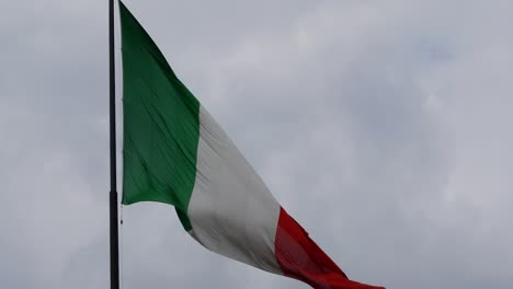 Italienische-Flagge-Weht-An-Einem-Trüben-Tag