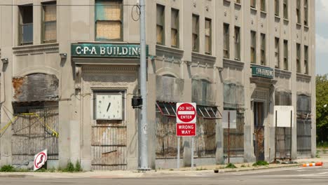 Abandoned-Rundown-Building-in-Detroit