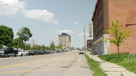 Ruhige-Heruntergekommene-Seitenstraße-In-Detroit