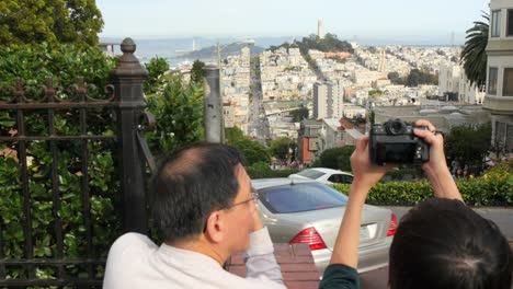 Touristen,-Die-Das-Stadtbild-Von-San-Francisco-Fotografieren