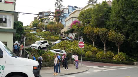 Turistas-en-Lombard-Street-San-Francisco