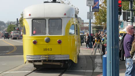 San-Francisco-Straßenbahn-Vorbei-An-Belebtem-Bürgersteig