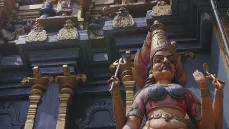 Estatuas-en-el-templo-de-Sri-Lanka