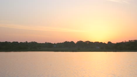 Puesta-de-sol-sobre-el-lago-en-Sri-Lanka