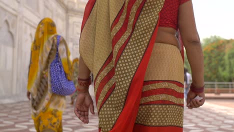 Traditionell-Gekleidete-Indische-Dame-Zu-Fuß