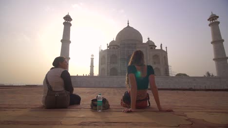 Panning-Around-Girls-Looking-at-Taj-Mahal