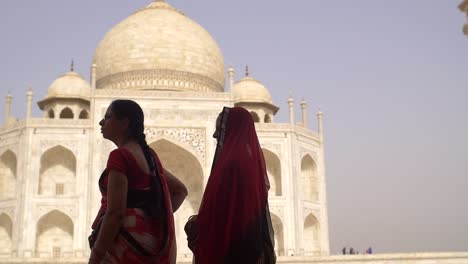Traditionell-Gekleidete-Indische-Dame-Und-Taj-Mahal