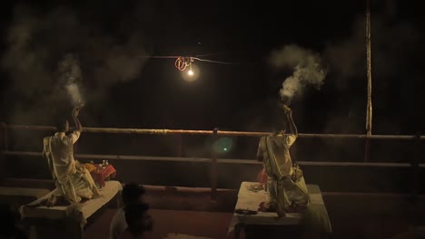 Ceremonia-nocturna-de-Varanasi