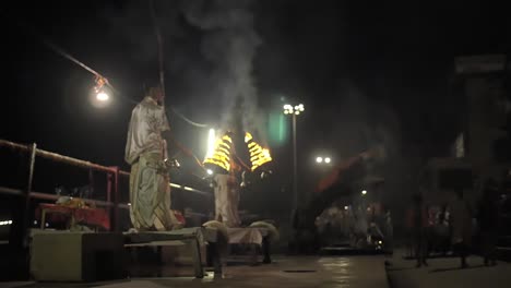 Enfoque-Pull-on-Varanasi-Ceremonia-Nocturna