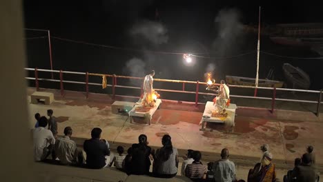 Ceremonia-de-la-tarde-en-Varanasi-India