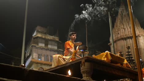 Ceremonia-religiosa-en-la-noche-en-la-India