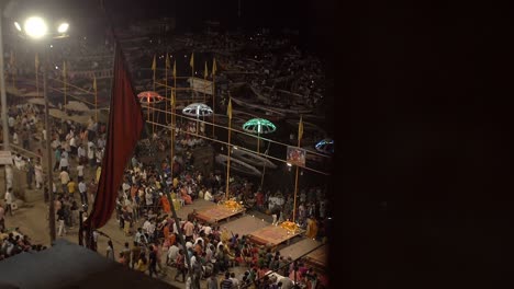 Multitudes-en-la-ceremonia-nocturna-de-Varanasi