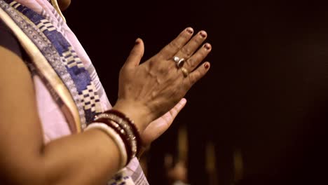 Lady-Clapping-at-Varanasi-Night-Ceremony