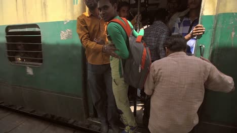Passengers-Boarding-a-Crowded-Train-in-India