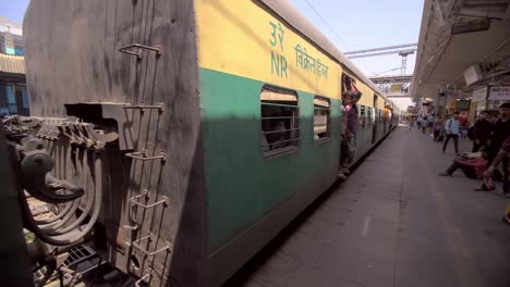 Passengers-Boarding-a-Moving-Indian-Train