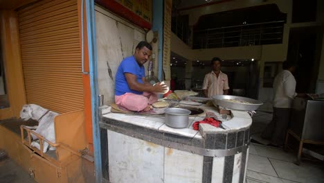 Hombre-indio-cocina-Naan-en-un-horno-de-pan