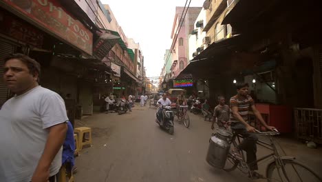 Rickshaws-y-ciclomotores-en-una-calle-de-Delhi