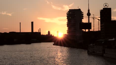 Blick-Auf-Den-Fluss-In-Berlin-Bei-Sonnenuntergang