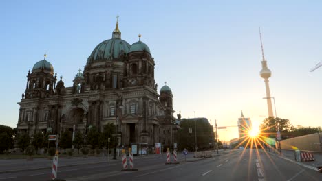 Berliner-Dom-Bei-Sonnenaufgang