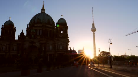 Berliner-Dom-Silhouette-Bei-Sonnenaufgang
