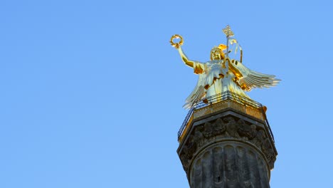 Looking-Up-at-Victory-Column