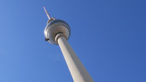 Mirando-hacia-arriba-a-Fernsehturm