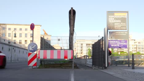 Schwenken-Hoch-Zum-Berliner-Mauerdenkmal