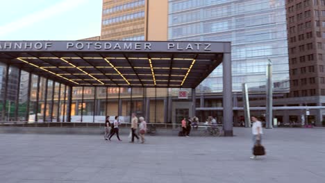Panning-Across-Bahnhof-Potsdamer-Pltaz-Entrance