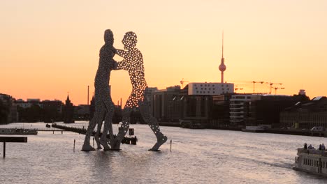 Molecule-Man-Silhouetted-at-Sunset