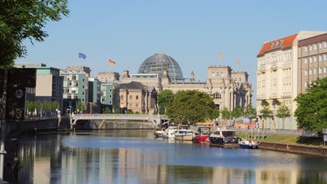 Blick-Auf-Die-Spree-Zum-Reichstagsgebäude