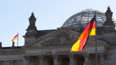 Bandera-alemana-en-frente-del-edificio-del-Reichstag