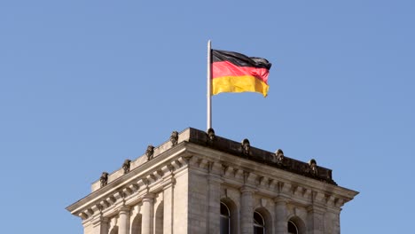 Bandera-alemana-ondeando-en-el-viento