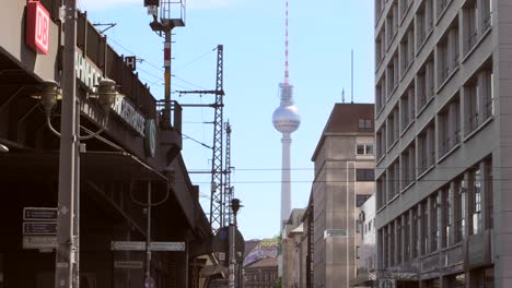 Berlin-Fernsehturm-se-eleva-sobre-el-horizonte
