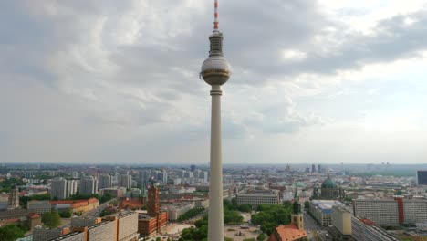 Berliner-Fernsehturm-Hochschwenken
