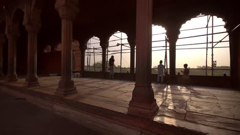 Panning-Shot-of-Jama-Masjid-Colonnade