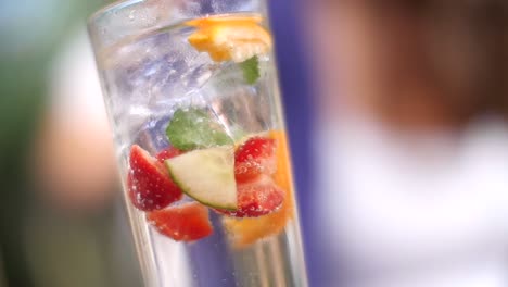 Bebida-frutal-de-verano-burbujeante-en-sol