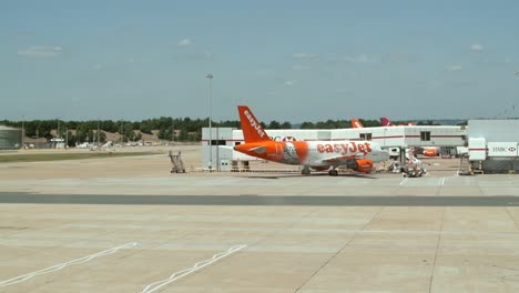 Easyjet-Flugzeug-Am-Flughafenterminal