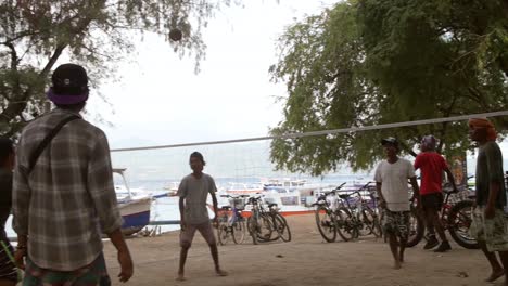 Jungen-Spielen-Volleyball-In-Indonesien