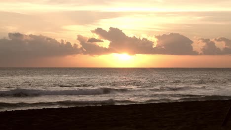 Puesta-de-sol-sobre-la-playa-de-Indonesia
