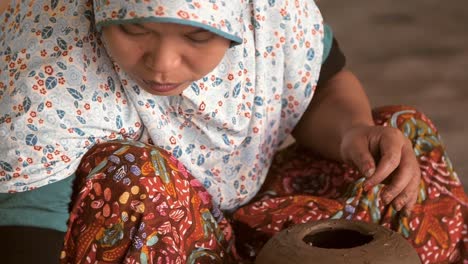Close-Up-of-an-Indonesian-Potter