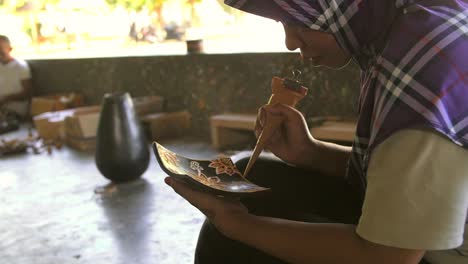 Mujer-indonesia-decorando-un-plato
