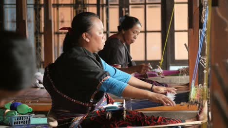 Women-Weaving-Using-Back-Strap-Looms