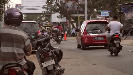 Motorradverkehr-Auf-Einer-Indonesischen-Straße
