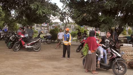 An-Geparkten-Motorrädern-Entlang-In-Indonesien-Schwenken
