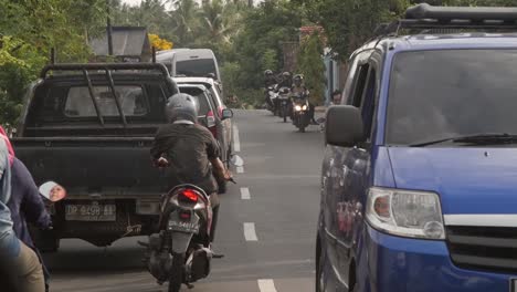 Verkehr-Auf-Einer-Stark-Befahrenen-Indonesischen-Straße