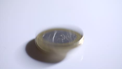Eine-Euro-Münze-Dreht-Und-Fällt