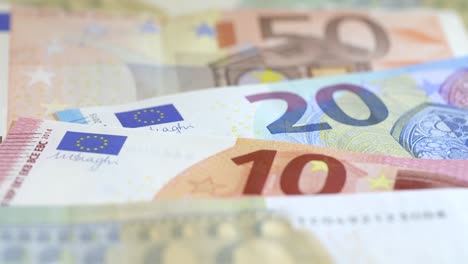 Tiling-Nach-Oben-über-Euro-Banknoten