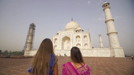 Zwei-Frauen,-Die-Das-Taj-Mahal-.-Betrachten